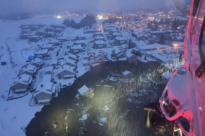 Kuvassa näkyy keskelle asuinaluetta syntynyt, satojen metrin kokoinen kuoppa ja sortuneita taloja. KUVA: NORWEGIAN RESCUE SERVICE/EPA