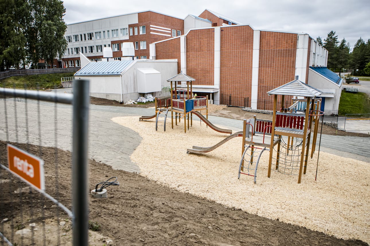 Ylikylän koulun 1.-3.luokkalaisille on rakennettu leikkikenttä Keltakankaan kiinteistön pihaan. Steinerkoulun oppilailla on käytössä oma piha-alue.