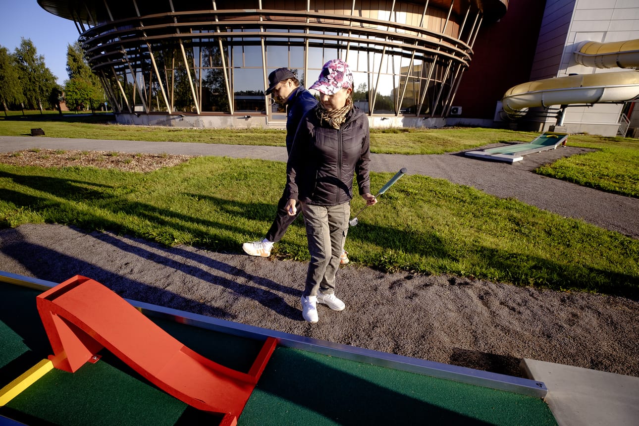 Merja Hammarin mukaan minigolfissa ei ole juuri yhtäläisyyksiä golfiin.