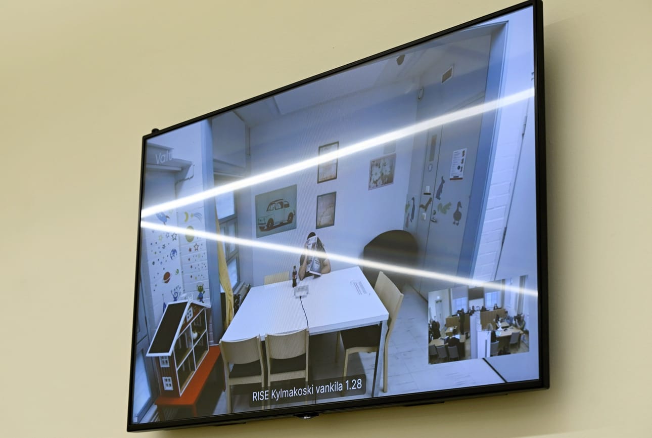 Syytetty osallistuu istuntoon videoyhteydellä Pirkanmaalla Akaassa sijaitsevasta Kylmäkosken vankilasta. LEHTIKUVA / Emmi Korhonen