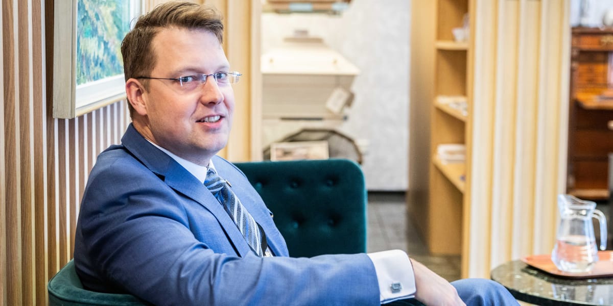 - Nykyinen y-tunnus syntyi viime vuonna, kun yrityksessä tehtiin sukupolvenvaihdos, Ville-Pekka Jokela kertoo. Yrityksen juuret yltävät reilun sadan vuoden taakse, kun Jokelan isoisän isän perusti ruumisarkkujen huonekaluliikkeen.
