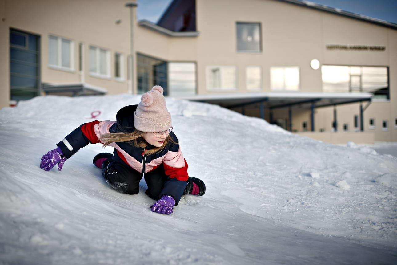 Kun Touretten oireyhtymä puhkesi, iloista pikkutyttöä alkoi leimata alakulo. Nyt ilo on palannut.