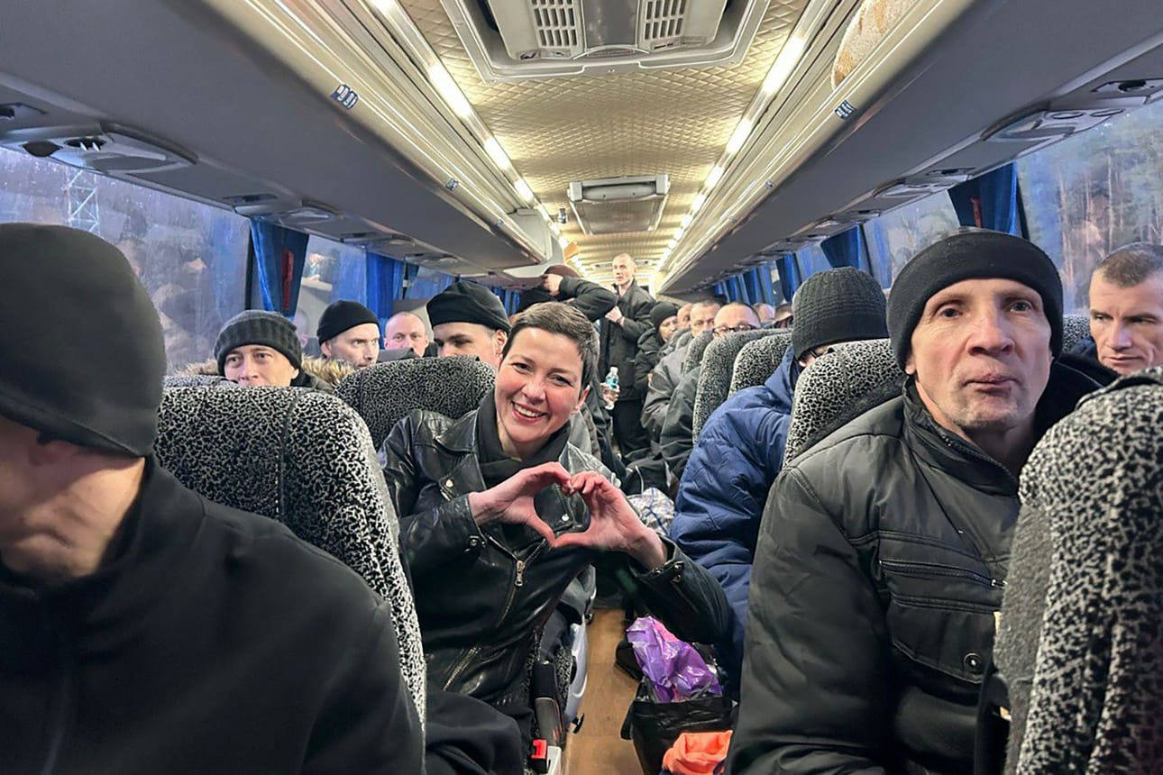 Lauantaina julkaistussa kuvassa Maryja Kalesnikava muodostaa käsistään sydämen merkin istuessaan bussissa muiden entisten vankien kanssa salaisessa paikassa Ukrainassa. Valko-Venäjä vapautti Kalesnikavan lisäksi rauhannobelisti Ales Bjaljatskin sekä noin 120 muuta vankia.