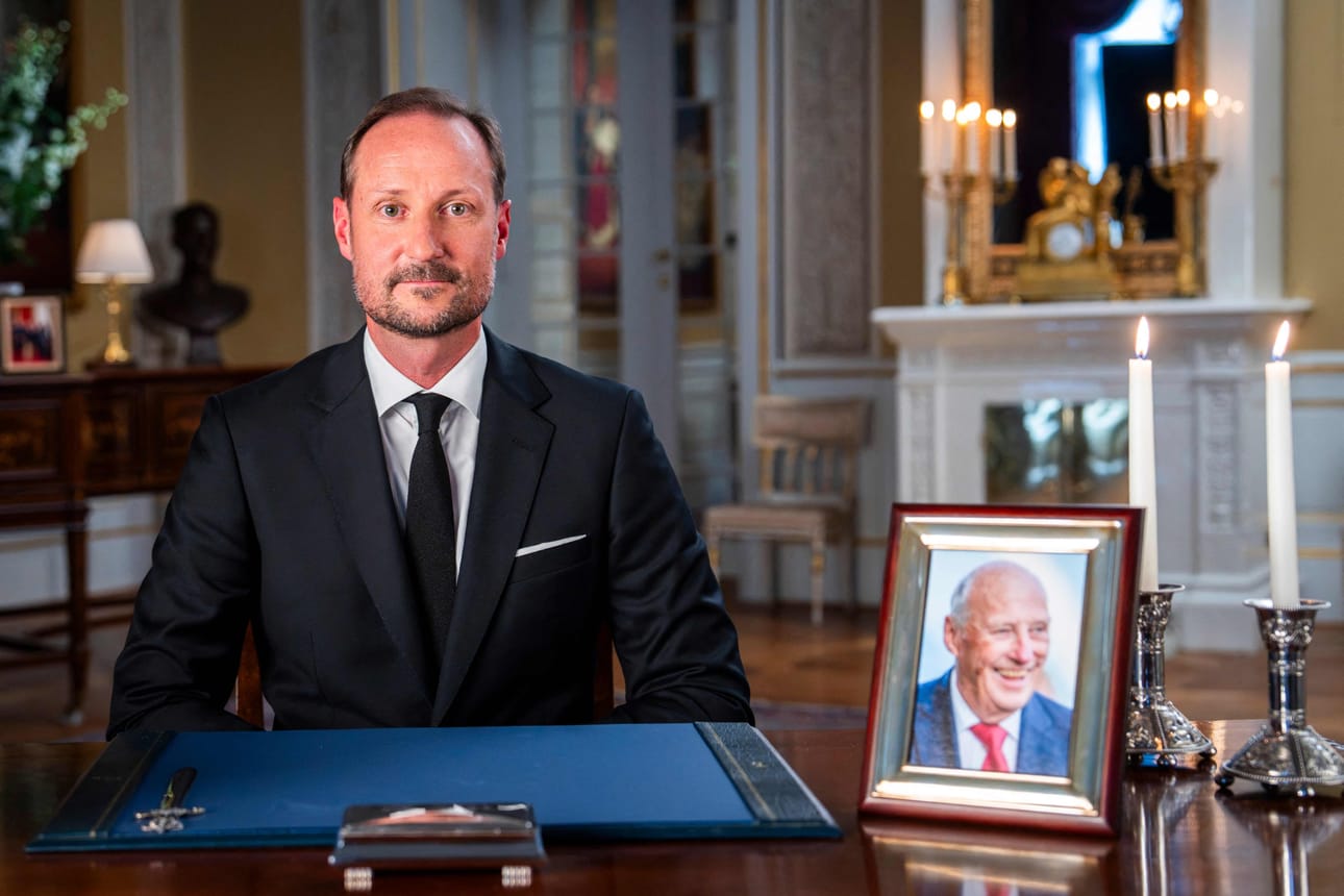 Norjan uusi kuningas Haakon VIII sanoi puheessaan olevansa selvillä siitä, että hänen on kuninkaana löydettävä oma tiensä. Pöydällä valokuva perjantaiaamuna poisnukkuneesta kuningas Haraldista.