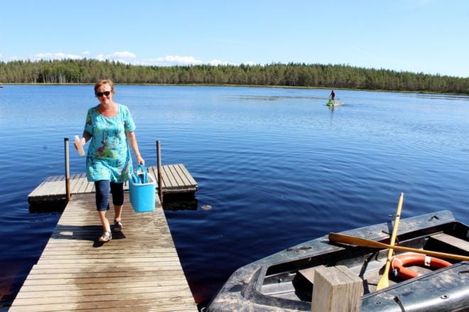 Vesinäyte on otettu. - Täällä Peurajärvellä on aina ollut hyvä uimavesi, totesi Tarja Kortesniemi. Hän on ottanut alueen uimavesistä näytteet jo 17 kesänä. KUVA: MINNA ZILLIACUS