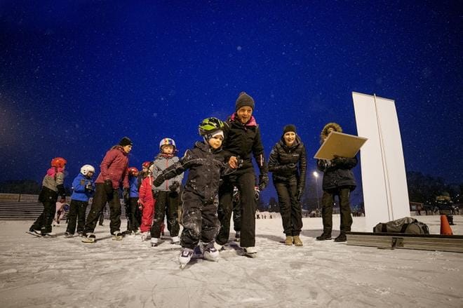Pirjo Kypärä toi lapsenlapsensa, Lenni Kypärän, 5, kokeilemaan jääpujottelua. Heidi Kolehmainen Wasa team skaters -seurasta vauhditti menoa. KUVAT: JAAKKO ELENIUS