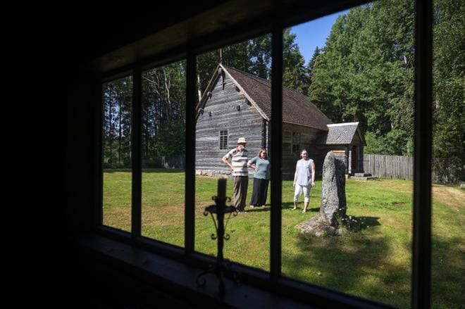 Korpholmenin hospitaali oli Seilin ohella Suomen toinen kruununhospitaali. Spitaaliset karkotettiin eristetyille alueille, jotta he eivät olisi kosketuksissa muihin ihmisiin. Korpholmenkin oli aikanaan saari. Vuosina 1631–1841 toiminut hospitaali unohtui ja hiljaisuus alkoi rikkoutua vasta 1950-luvulla. Kirkko rakennettiin vuonna 2007 alkuperäisen 1700-luvun mallin mukaan. Kuvat: Jarno Pellinen
