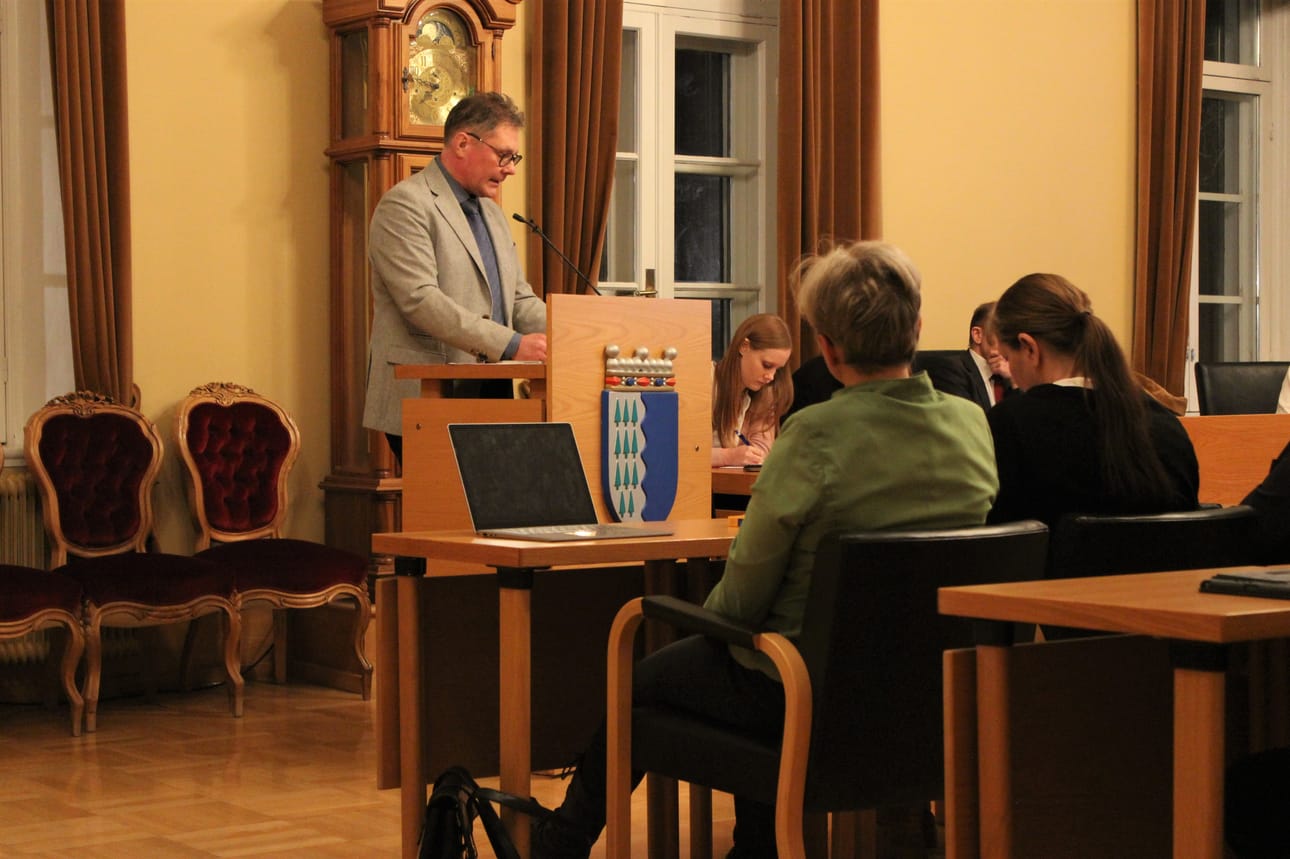 Kaupunginhallituksen puheenjohtaja Patrick Ragnäs (r.) jätti kolme valtuustoaloitetta Lapväärtin kehittämiseksi maanantaina kaupunginvaltuuston kokouksessa.