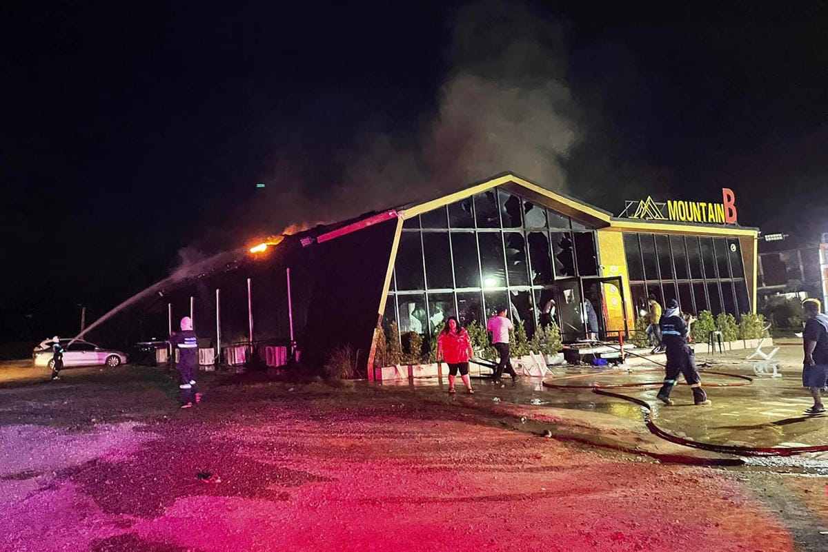 Pelastushenkilöstöllä kesti noin kolme tuntia saada tulipalo hallintaan. LEHTIKUVA/AFP/Sawang Rojanathammasathan Rescue Foundation