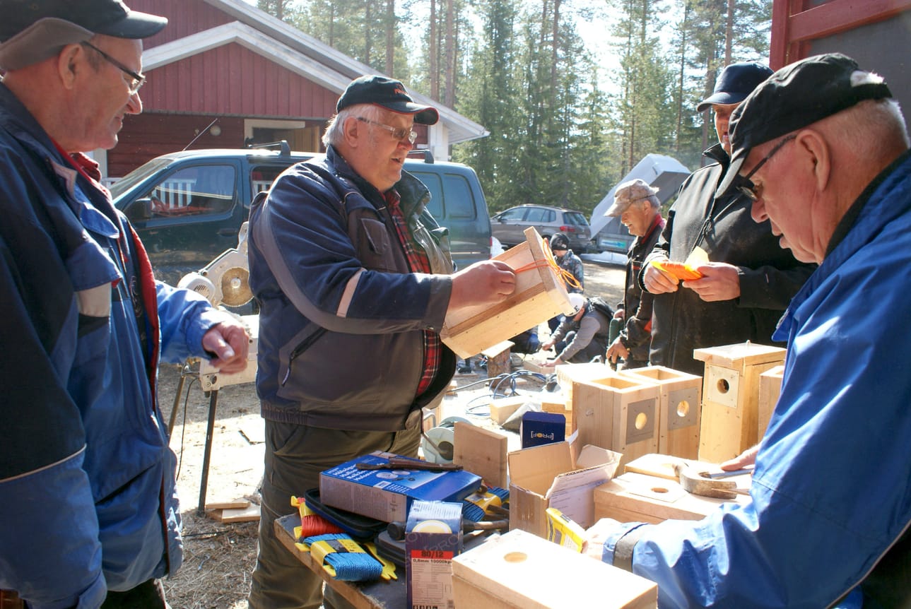 Osmo Kuopusjärvi (keskellä) näytti Teuvo Kelahaaralle, Pekka Jaakolalle ja Timo Vähäkuopukselle miten narut pöntön ripustamiseen laitetaan.