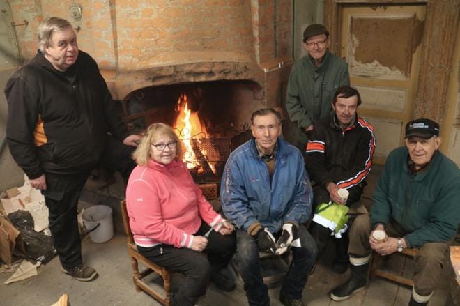 Jarmo Pörsti, Airi Linna, Ilpo Viitala, Matti Tyni, Paavo Tyni ja Juho Mäki kertoivat työn etenemisestä kunnostetussa tuvassa marraskuussa. Mäki laski, että talkootunteja oli tuohon mennessä kertynyt yli 1700. Vapaaehtoisena oli uurastanut viitisentoista eri henkilöä. KUVAT: ANU NAHKALA