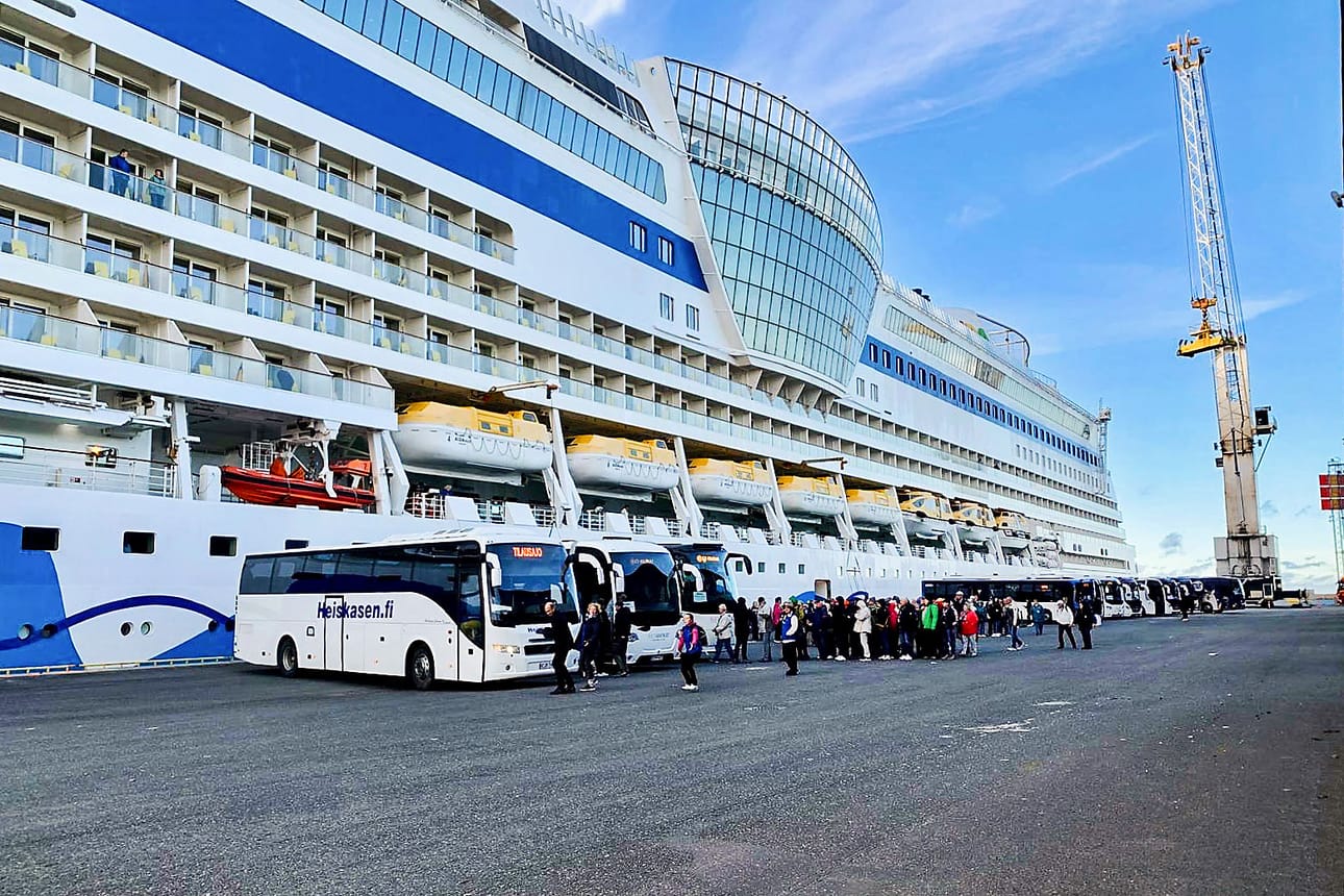 Linja-autot kuljettivat matkustajia Ajoksen satamassa kaupungin keskustaan kulttuurikeskukselle, jossa oli paikalliset olivat myymässä muun muassa käsitöitä.