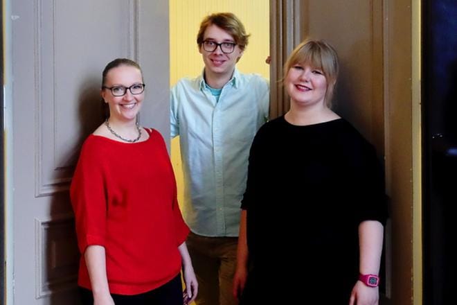 Ylioppilasteatteri Rampin koreografi Hanna Mellberg, ohjaaja Pyry Keto ja tuottaja Lotta Saarteinen raottavat jo nyt keväällä kauhun kartanona toimivan kulttuuritalo Fannyn ovia. KUVA: JAAKKO ELENIUS