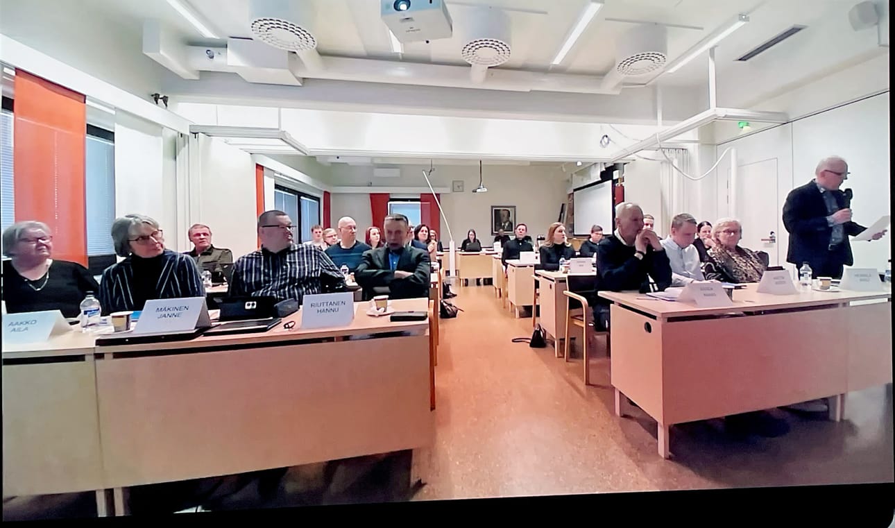 Haapaveden valtuutetut kävivät läpi aiempia aloitteita. Maanantai-iltaisessa kokouksessa tehtiin uusia aloitteita kuusi. Omia ja puolueensa aloitteita perustelemassa valtuutettu Heikki Pitkälä.