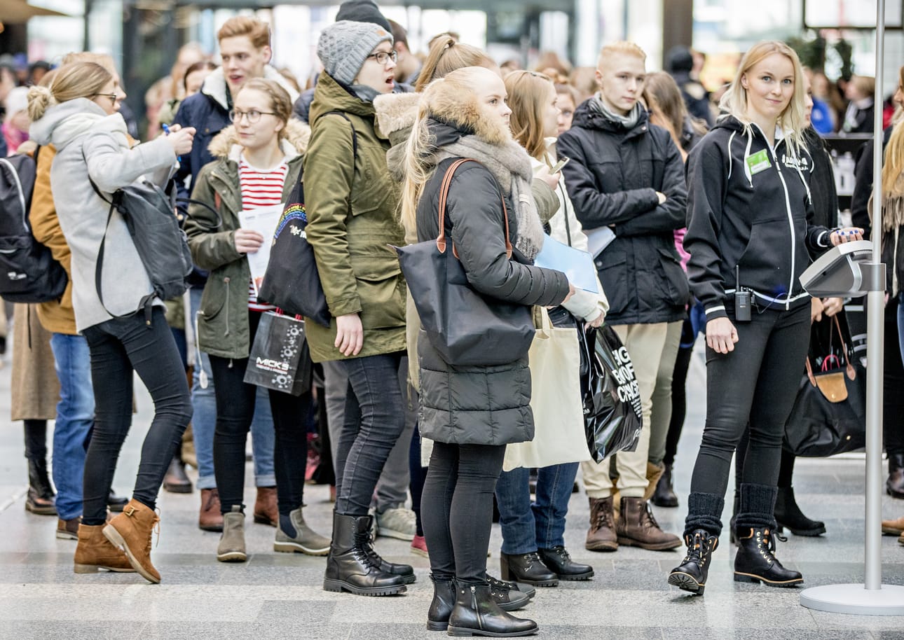 Aikaisempina vuosina esimerkiksi Osuuskauppa Arina on kutsunut kesätöiden hakijat haastatteluun. Korona-aikana sitä ei tehdä, mutta hakijoita videohaastatellaan.