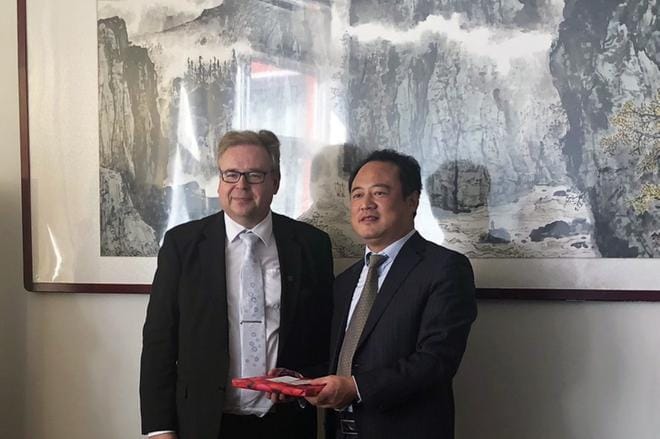 Kauhavan lukion rehtori Toni Uusimäki ja Jiaozhou No.3 High Schoolin rehtori Wang Ruicai.