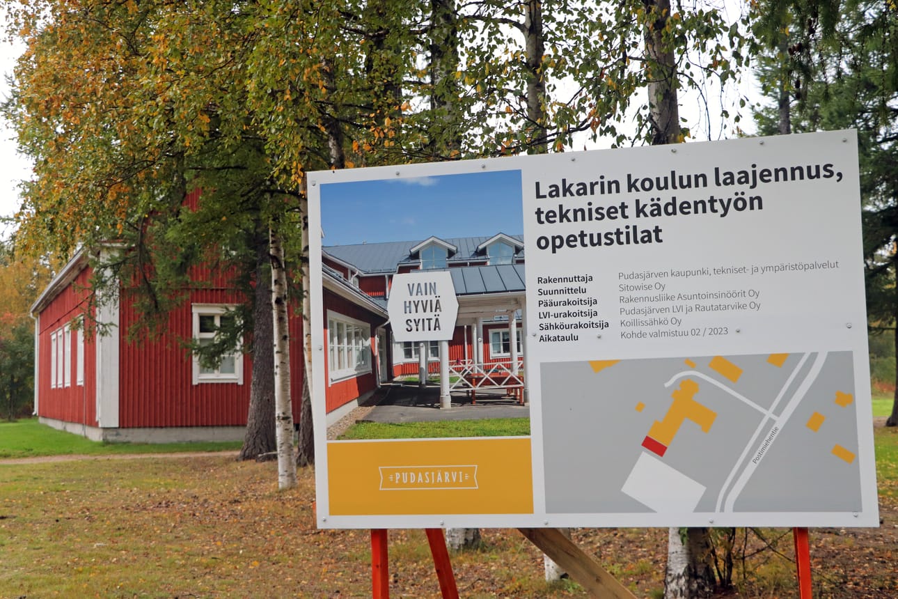 Lakarin koululle on alettu rakentaa laajennusosaa, johon tulee teknisen kädentyön opetustilat. Kyltin taustalla näkyy koulun vanhaa puolta, jonka remontti on suunnitteilla.