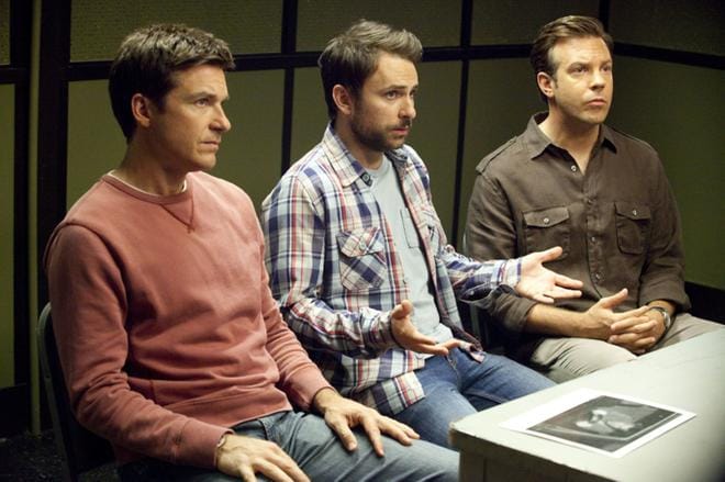 Jason Batemanin, Charlie Dayn ja Jason Sudeikisin touhuilu menee epätoivoiseksi kohellukseksi jatko-osaelokuvassa Kaameat pomot 2. KUVA: Nelonen