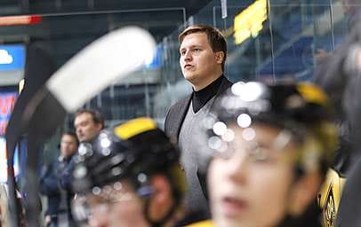 Lauri Mikkola kuvailee itseään vaatimaksi, mutta samalla hyvin pelaajaläheiseksi valmentajaksi.