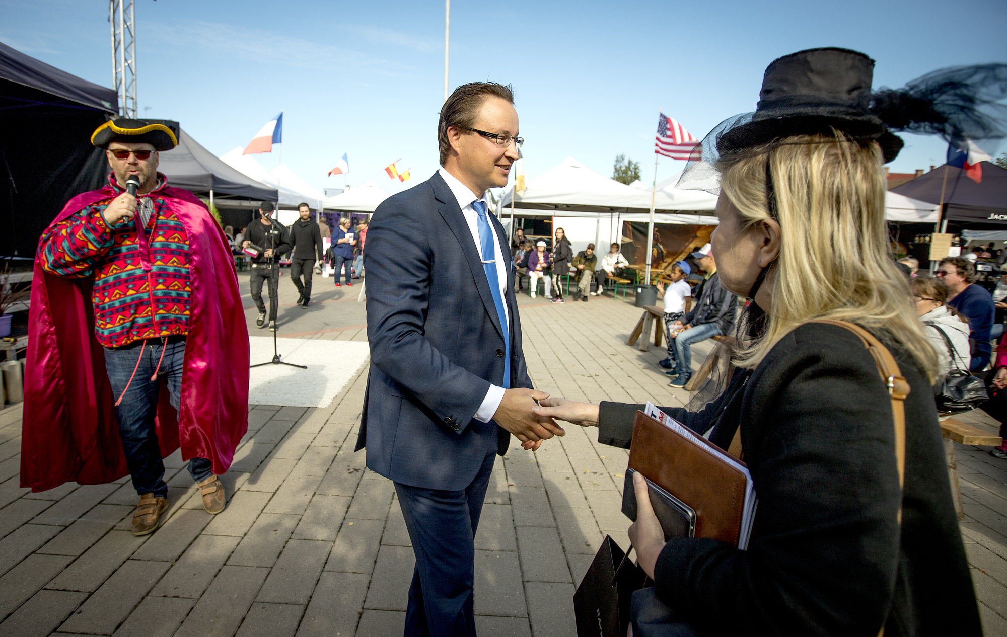 Raahen Pimiöillä oli kaiken kansan naamiaiset. Juontaja Kaj Sartorisio oli valinnut sirkustirehtöörimäisen asun ja Hannele Meskus oli pukeutunut mustaan silinterihattuun. Tilaisuudessa vieraili puhumassa kaupunginjohtaja Ari Nurkkala.