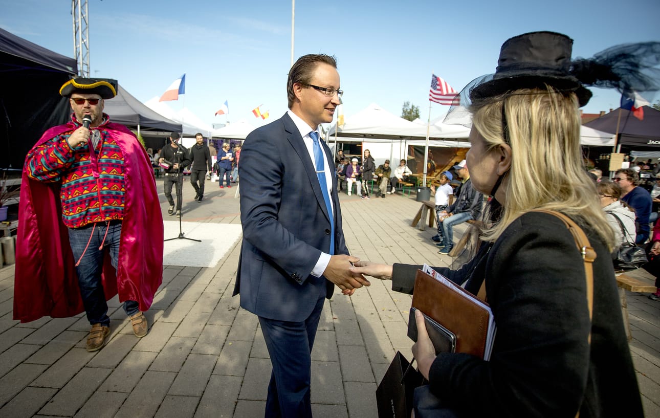 Raahen Pimiöillä oli kaiken kansan naamiaiset. Juontaja Kaj Sartorisio oli valinnut sirkustirehtöörimäisen asun ja Hannele Meskus oli pukeutunut mustaan silinterihattuun. Tilaisuudessa vieraili puhumassa kaupunginjohtaja Ari Nurkkala.