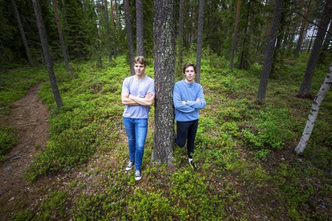 Loppukesästä Ulveille voi myydä mustikkaa, myöhemmin syksyllä puolukkaa. Vasemmalla pikkuveli Ivo ja oikealla isoveli Teo. KUVA: TANJA KORPELA