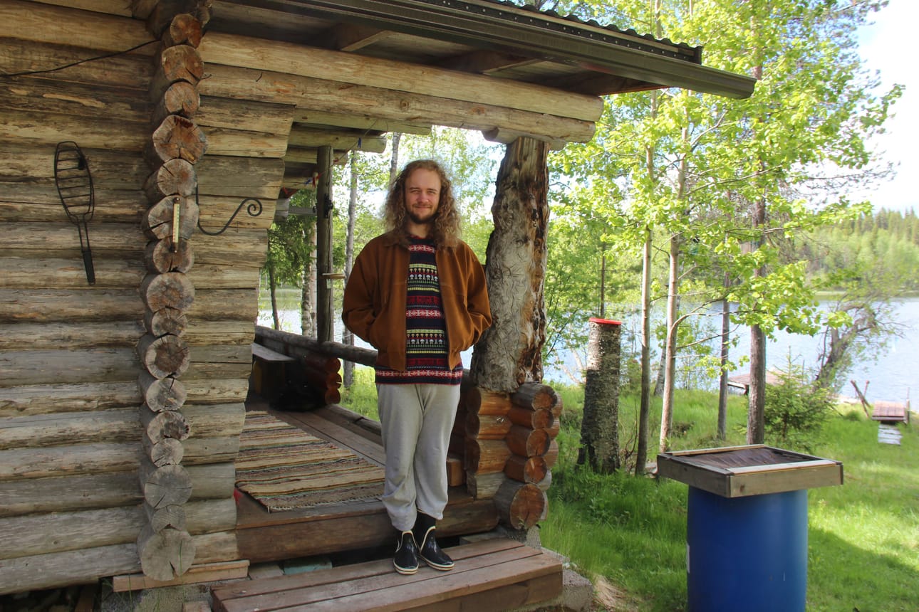 Henrik Illikainen mökillä.