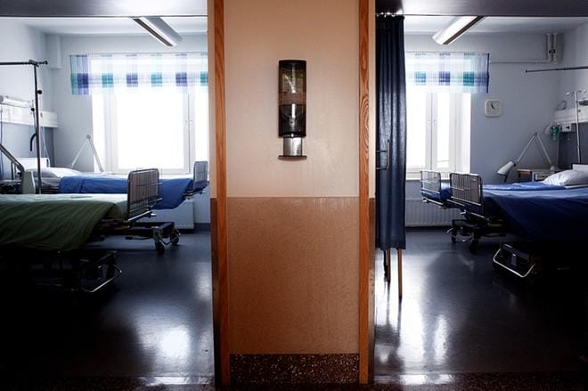 Valtaosa Sairaanhoitajaliiton kyselyyn vastanneista sairaanhoitajista hoitaa kuolevia potilaita ainakin joskus. Kuvituskuva: Timo Annanpalo