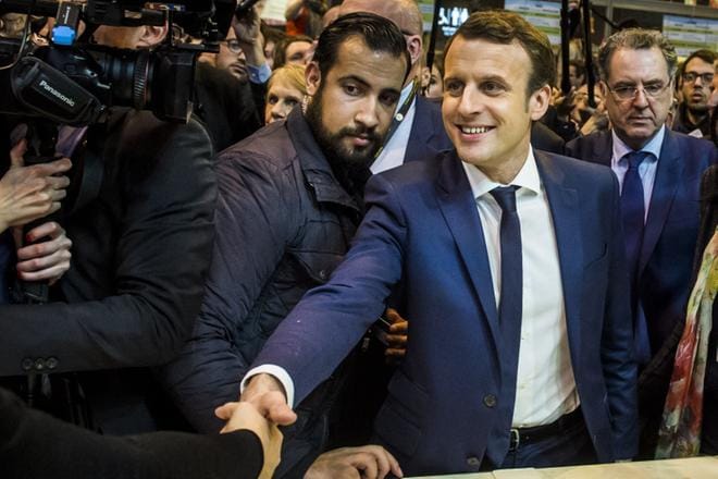 Alexandre Benalla (keskellä vasemmalla) toimi presidentti Emmanuel Macronin turvamiehenä. Macron keskellä. KUVA: CHRISTOPHE PETIT TESSON
