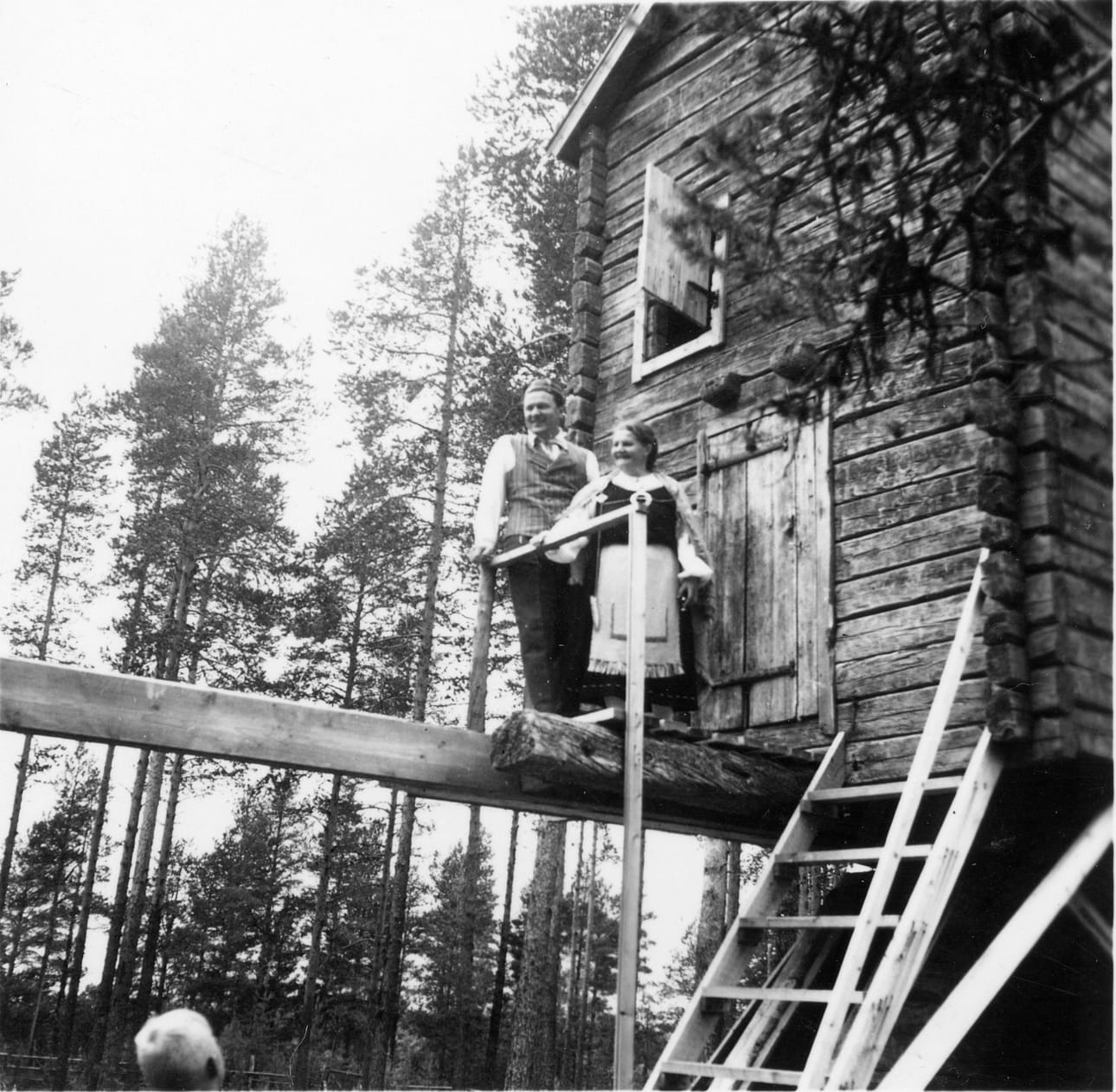 Avajaisissa museon pihapiirissä oli vain viljamakasiini ja Hiltulan talosta siirretty tuulimylly. Kuvassa Erkki Nikkilä ja Hilma Räisänen.