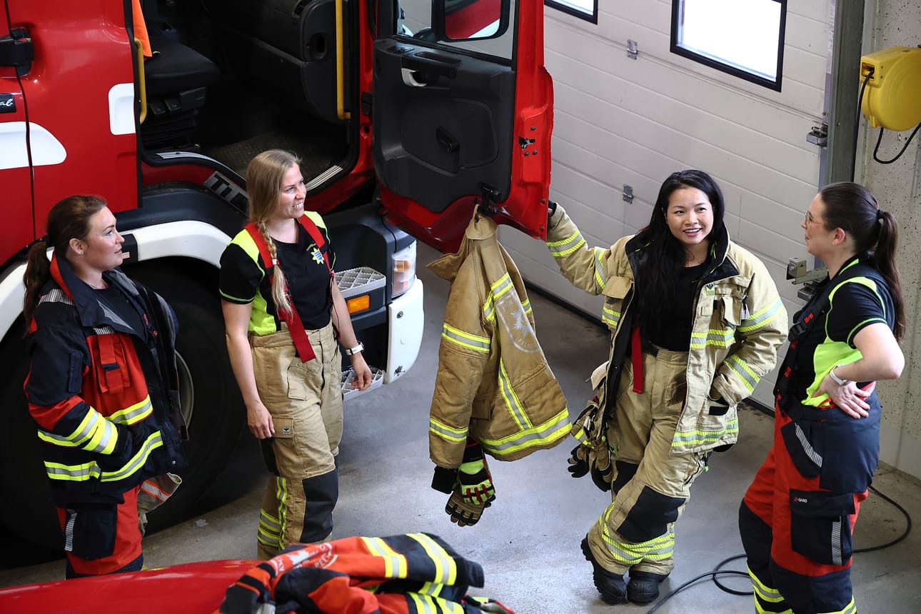 Vilja Louhimaa, Venla Salmela, H Huong Rahlan-Kallio ja Auli Hietala tekevät päivätyön lisäksi pelastajan töitä Pyhäjoen puolivakinaisessa palokunnassa.