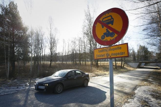 Moottoritien alittava väylä on tarkoitettu kevyelle liikenteelle eikä siitä saa ajaa autolla. Autoilijat kuitenkin oikaisevat pyörätien kautta välttääkseen Korkeamäen sillan valoristeyksen.