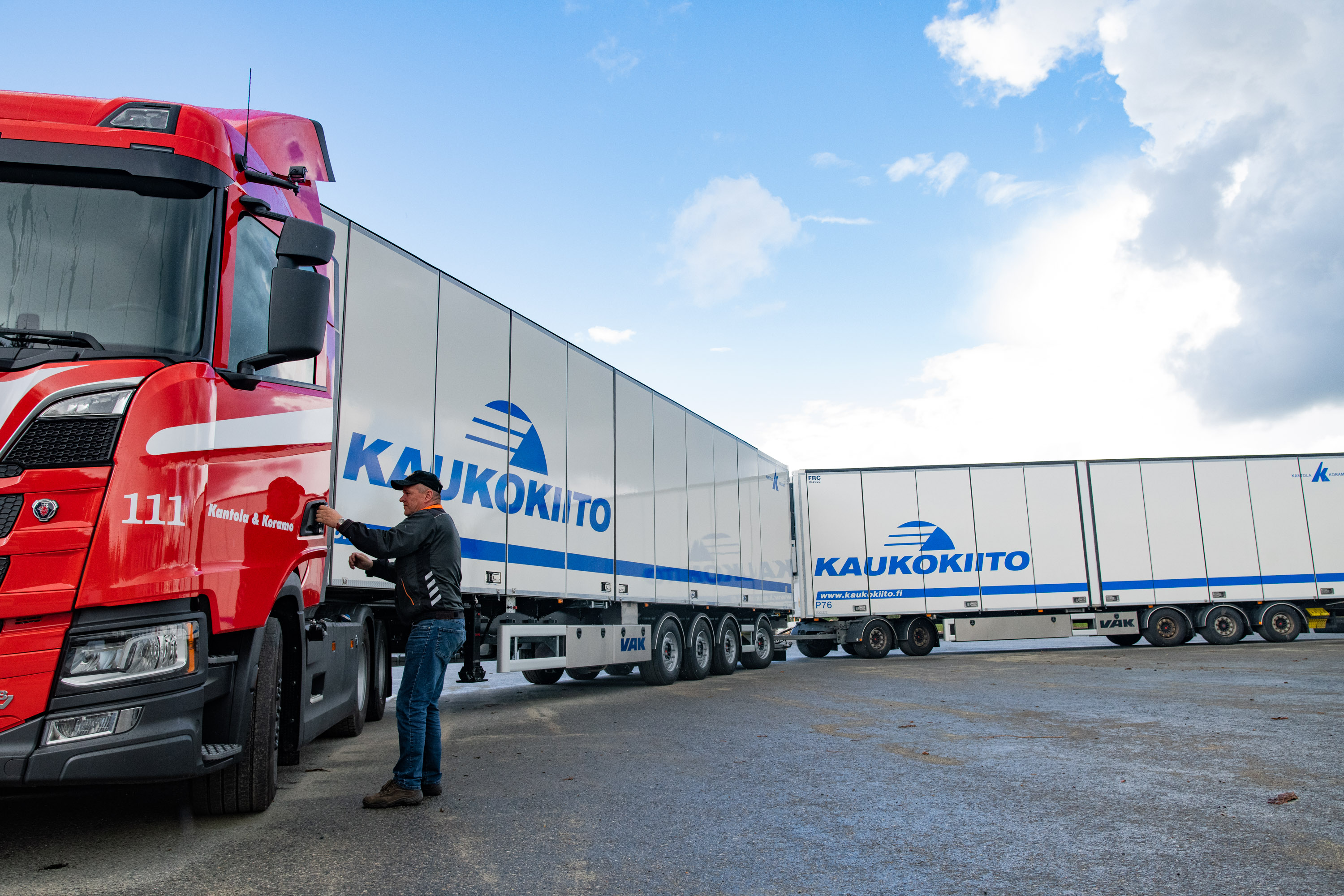 Erityisen pitkä ajoneuvoyhdistelmä (HCT) vaatii enemmän tilaa ja aikaa niin risteyksissä kuin kiertoliittymissäkin.  Kuvassa Kantola & Koramo Oy:n Ari Pellikka siirtää HTC:ta terminaalilla.