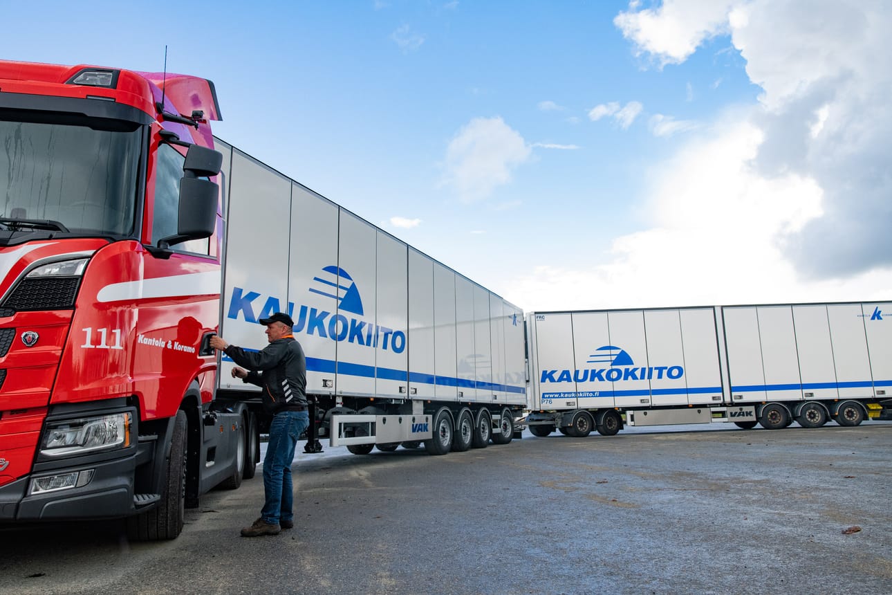 Erityisen pitkä ajoneuvoyhdistelmä (HCT) vaatii enemmän tilaa ja aikaa niin risteyksissä kuin kiertoliittymissäkin. Kuvassa Kantola & Koramo Oy:n Ari Pellikka siirtää HTC:ta terminaalilla.