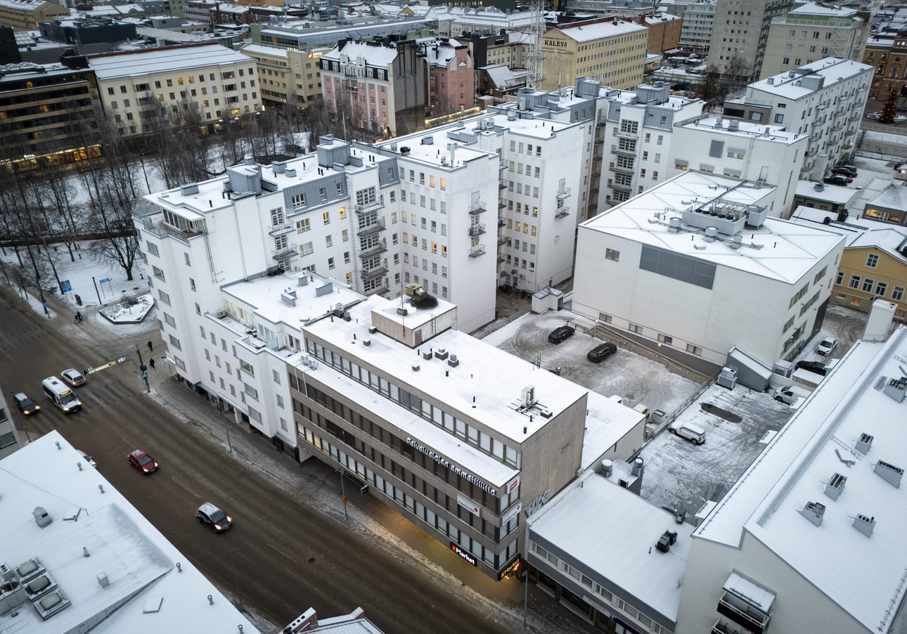 Harmaa matala kerrostalo Uudellakadulla puretaan lähivuosina uudisrakennuksen tieltä. Uusi talo tulee muistuttamaan korkeampaa seinänaapuriaan, funkkisrakennus Valkealinnaa.