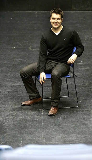 Jukka-Pekka Strand harrasti Oulussa intohimoisesti teatteria. Valvesali tuli vuosien saatossa tutuksi, tuolloin Valveella toimineen Oulun Taidekoulun esitysten kautta. Näyttelijähaaveet kuitenkin haihtuivat kansainvälisen talousuran tieltä.