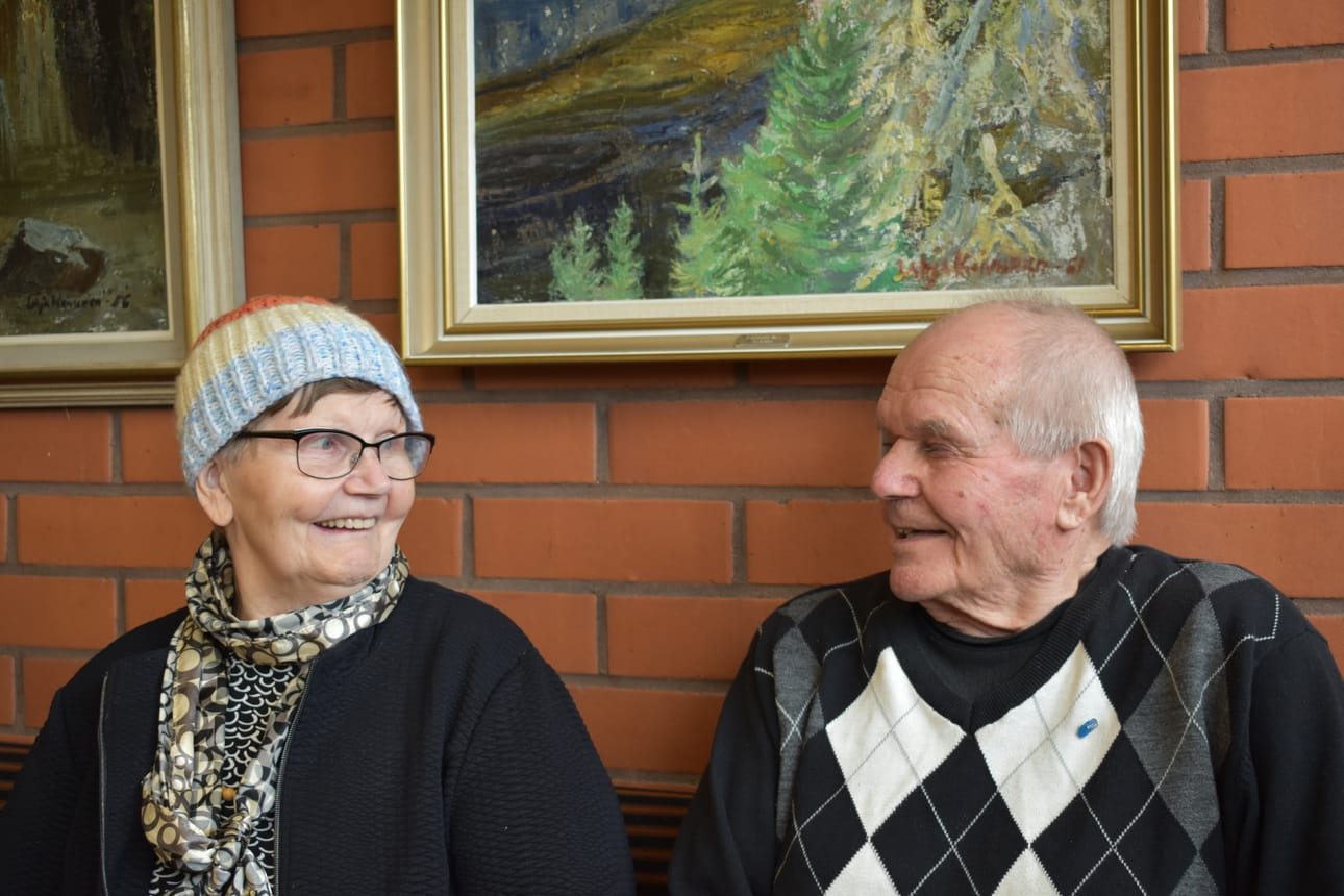 Inkeri ja Pauli Paloniemellä on vuosikymmenien kokemus omaishoitajuudesta. Kaupungin palveluihin ja tukeen he ovat olleet pääasiassa tyytyväisiä.