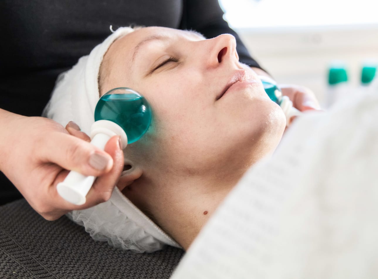 ”Meiltä saa elämyksellisten hoitojen lisäksi myös muitakin kosmetologin palveluita. Tämä on alueellamme ainutlaatuinen paikka, jota suosittelen lämpimästi jokaisen kokeilemaan. Suolahuone on myös alueellamme myös uusi palvelu, jonne pystyy varaamaan kertakäynnin tai sarjahoitokortin.”