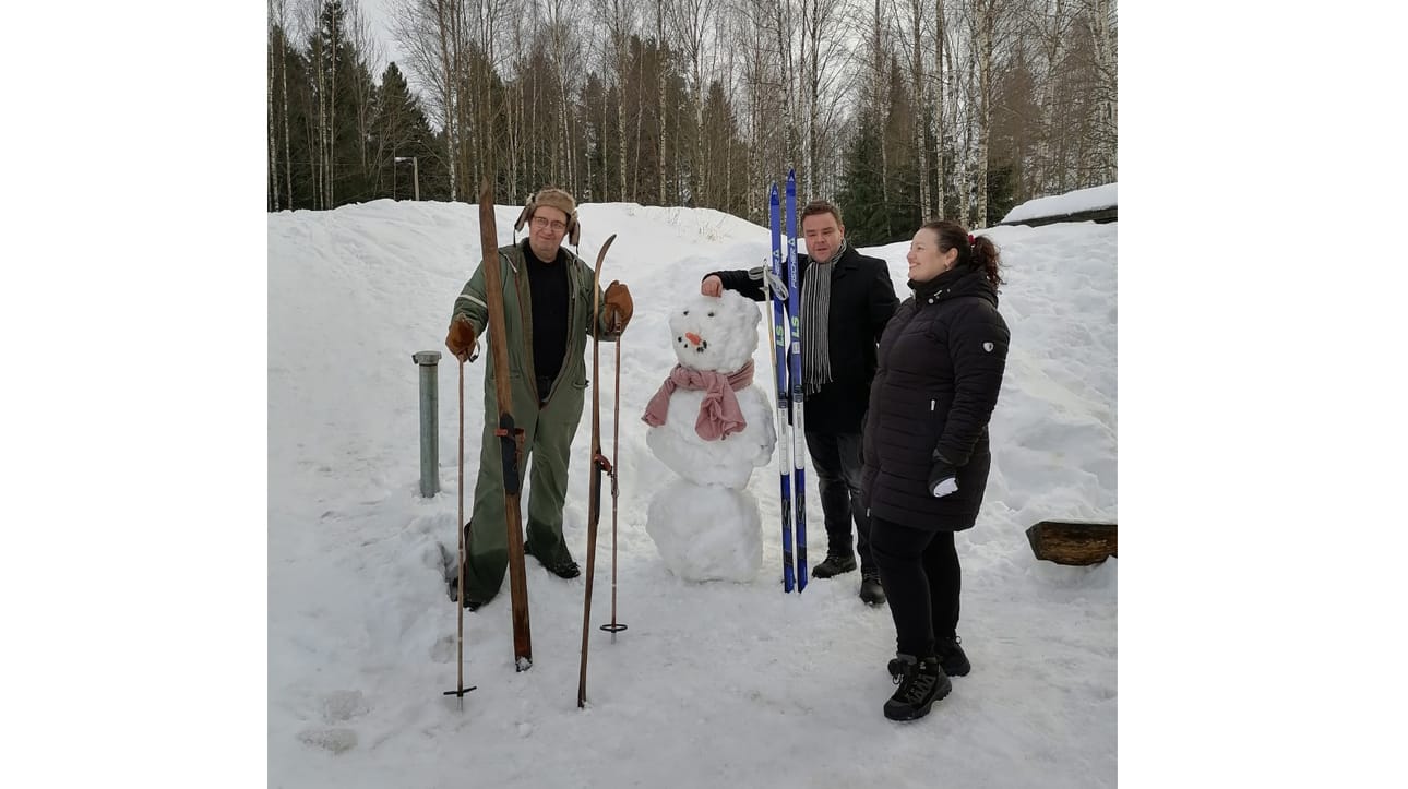Reiska lähtee hiihtelemään mutta päätyy syrjään ladulta.
