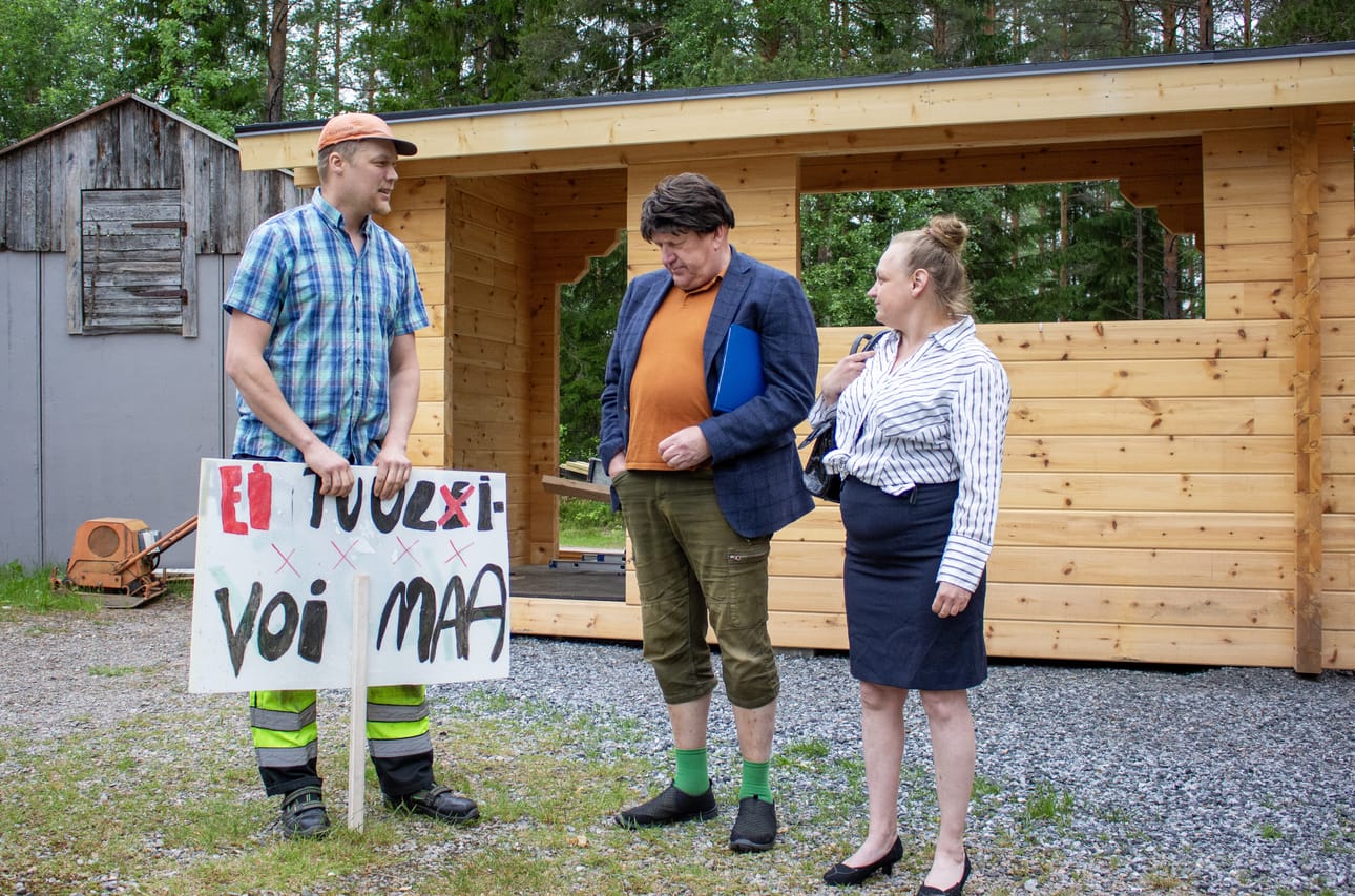 Lupponen vastustaa äänekkäästi tuulivoimaa, kun taas kunnanjohtaja Saapasaholla ja elinkeinosihteeri Kinahmolla on tuulivoimapuiston kaavailu mielessä. Vasemmalta Jaakko Keihäskoski, Jorma Niiranen ja Anu Pellikka.