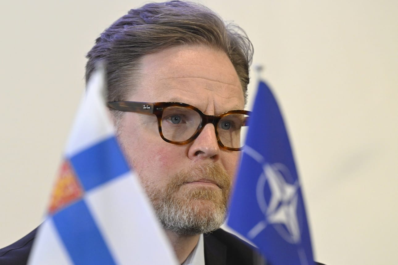 Ylijohtaja Janne Kuusela puolustusministeriöstä kertoi, että Suomen esikuntaupseerien suuntana ovat Kreikka ja Bahrain, sillä EU:n operaation esikunta on Kreikassa ja USA:n johtaman operaation esikunta Bahrainissa. Arkistokuva. LEHTIKUVA / Markku Ulander