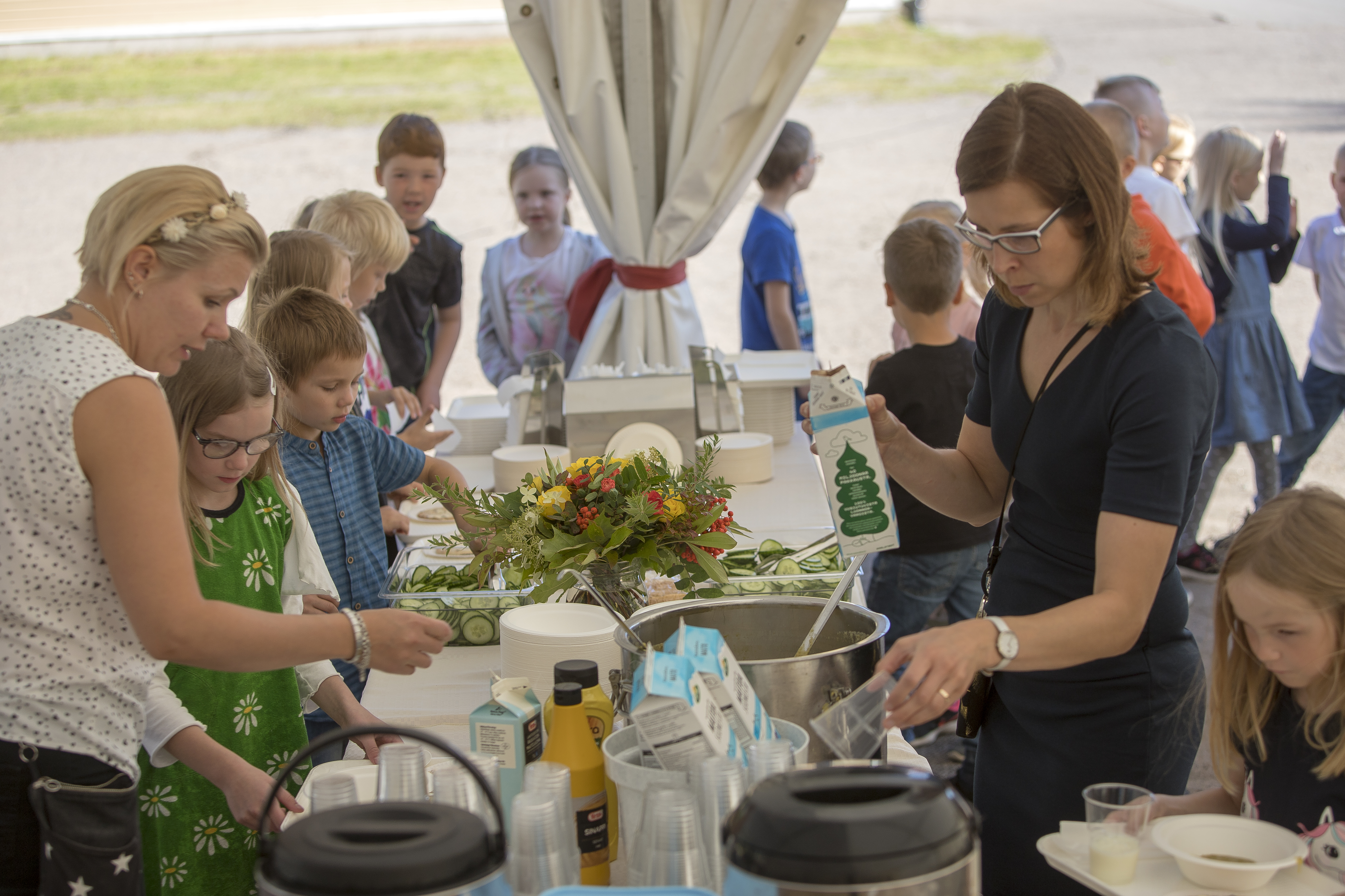 Olkijoen koululla ruokailtiin torstaina juhlallisesti ulkona. Koululaisille ja juhlapäivän vieraille oli varattu syötäväksi 120 litraa hernekeittoa.