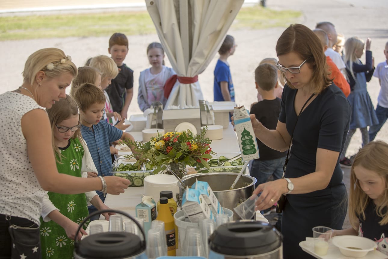 Olkijoen koululla ruokailtiin torstaina juhlallisesti ulkona. Koululaisille ja juhlapäivän vieraille oli varattu syötäväksi 120 litraa hernekeittoa.