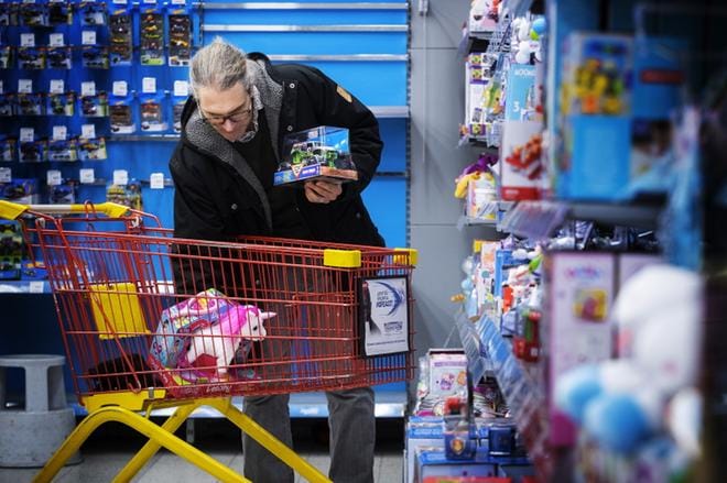 Tommi Lehtosen mielestä antaminen on parhaimmillaan esimerkiksi sitä, että lapsi saa jouluna toivomansa lahjan. KUVA: JARNO PELLINEN
