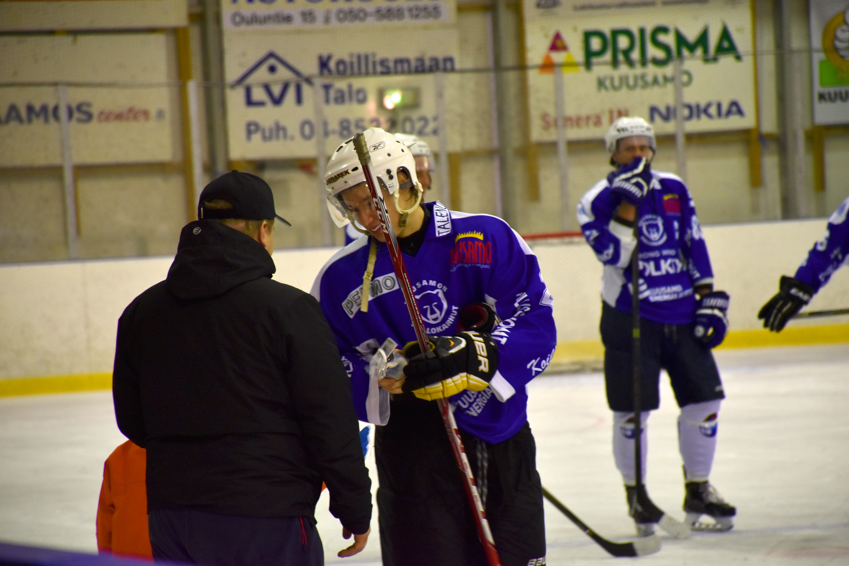 Johannes Lohilahti palkittiin jääkiekko-ottelussa.