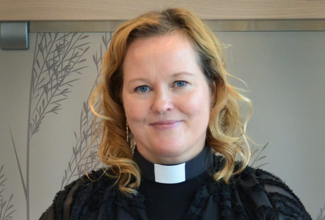Sanna Uusitalo työskentelee Vantaan seurakuntien työpaikkapappina.