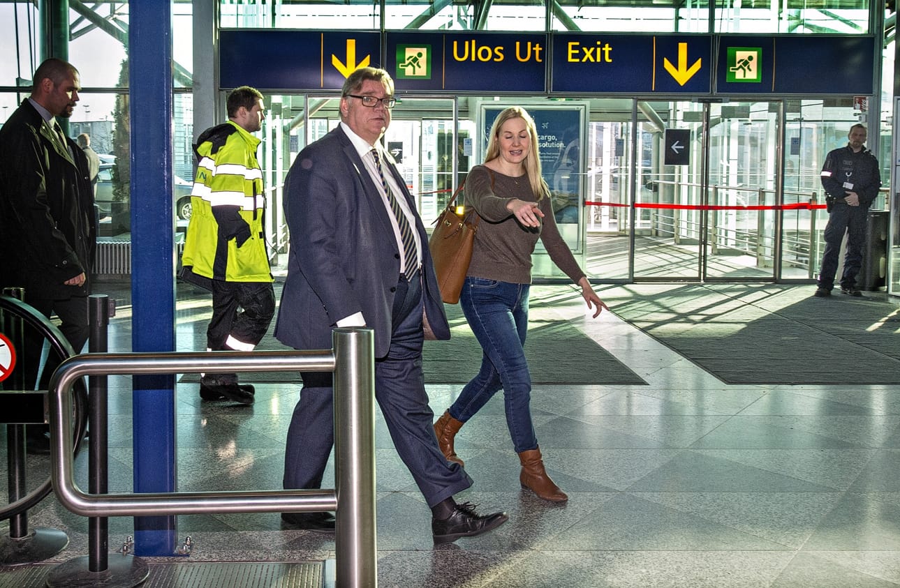 Ulkoministeri Timo Soini matkusti sunnuntaina 5.3. Brysseliin ulkoasiainneuvoston kokoukseen. Mukana oli erityisavustaja Riikka Taivassalo.