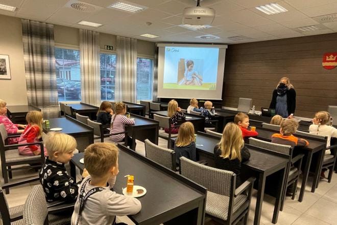 Lapsen oikeuksien viikon keskiviikkoaamuna kunnantalon eteisessä kävi iloinen puheensorina, kun 15 eskaria opettajineen saapui tapaamaan kunnajohtaja Johanna Rannanjärveä. KUVA: SOININ KUNTA / Eeva-Marja Jokinen