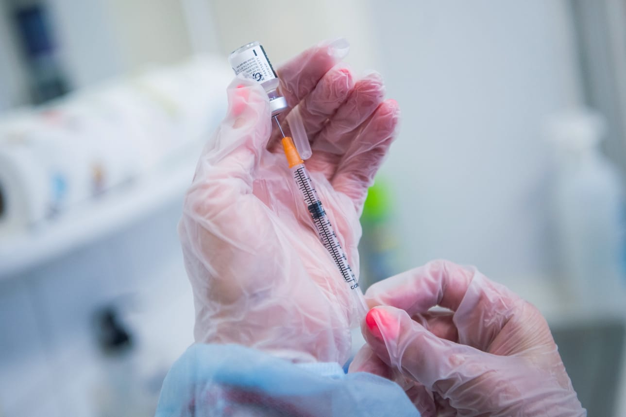 Pfizerin ja Biontechin koronarokotetta on pistetty tähän mennessä noin 20 000 suomalaiseen.