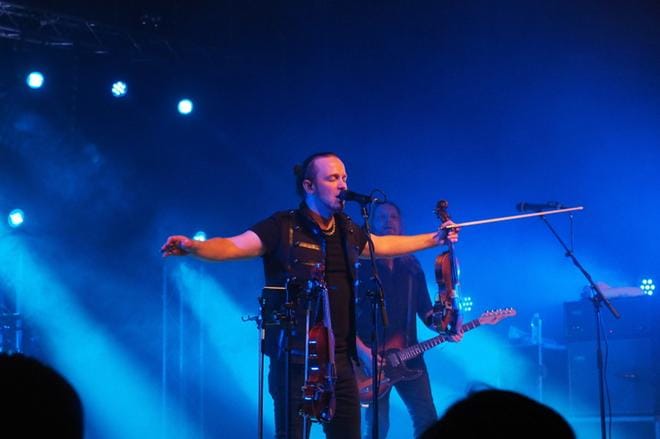 Elonkerjuu teki paluun keikkalavoille kiirastorstaina uuden laulusolistinsa Osku Ketolan kanssa. KUVAT: JUSSI MUSTIKKAMAA